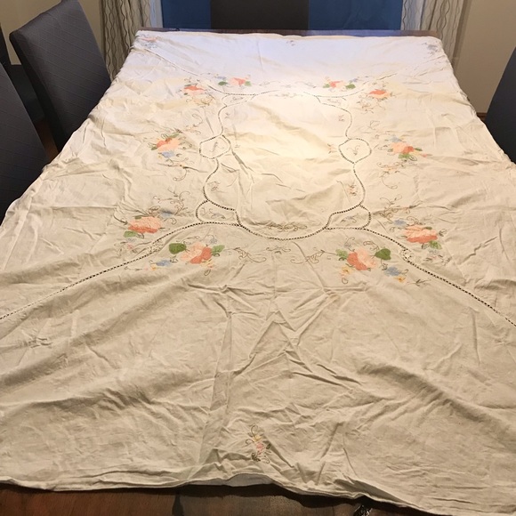 Floral Appliqué and Crotched Tablecloth - Picture 1 of 4